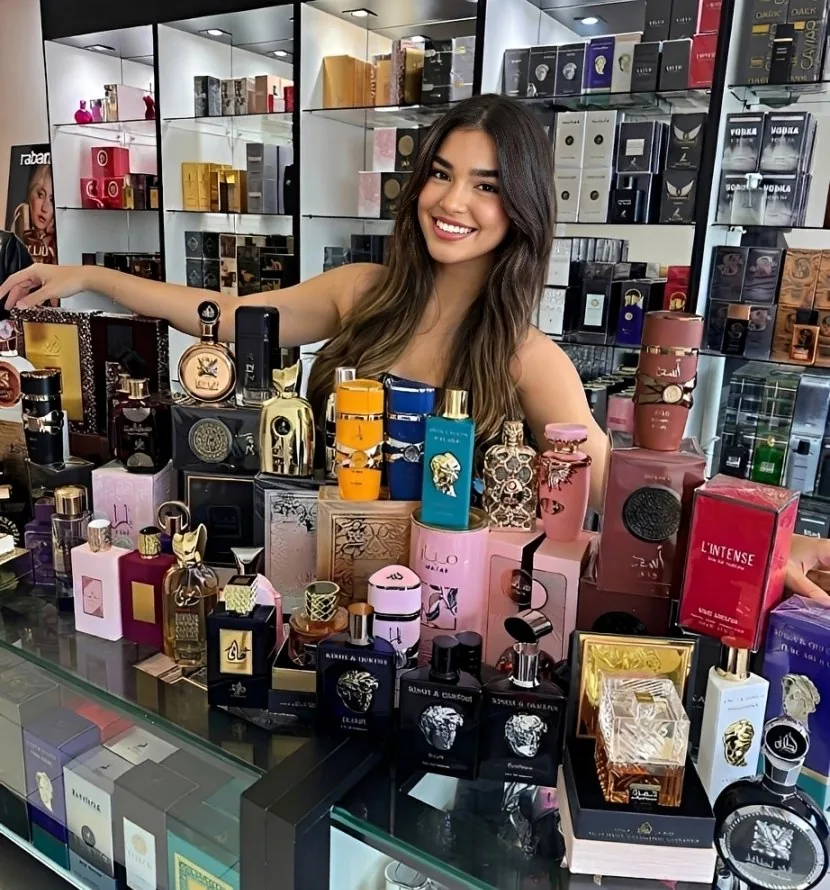 Loja Femmix: prateleira de perfumes árabes